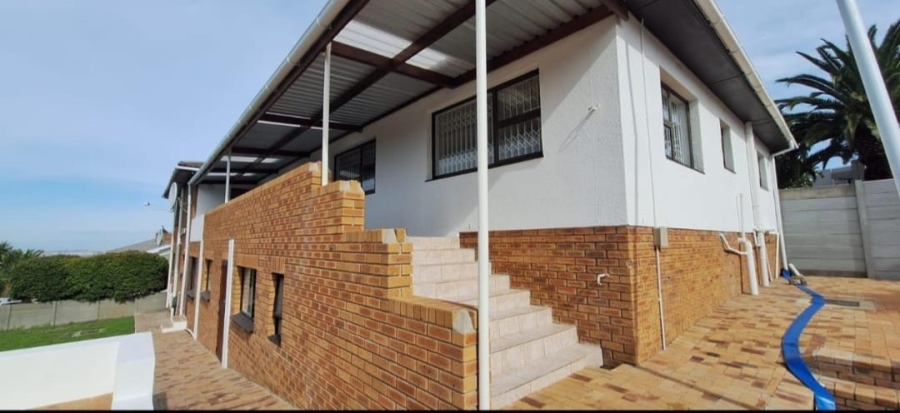 7 Bedroom Property for Sale in Loevenstein Western Cape